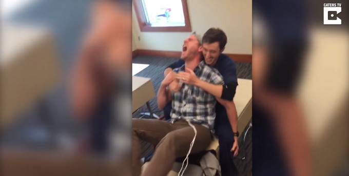 Estudiante experimenta el dolor que sufren las mujeres durante el trabajo de parto/ Tomada de Youtube: Caters Clips