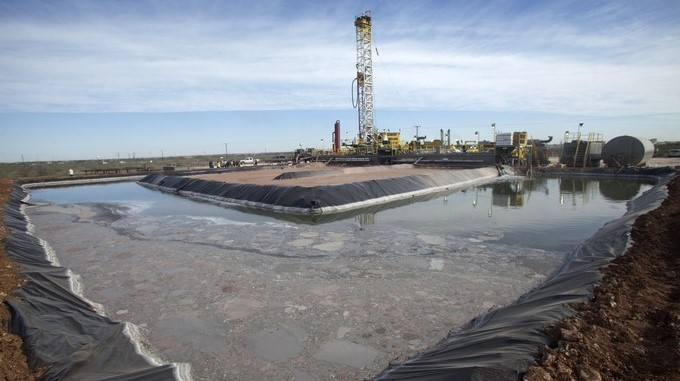 Actividades de preparación para extraer petróleo mediante la técnica del "fracking" en un pozo de la compañía Windsor Energy, en la localidad de Midland, Texas (EE.UU). EFE/Archivo