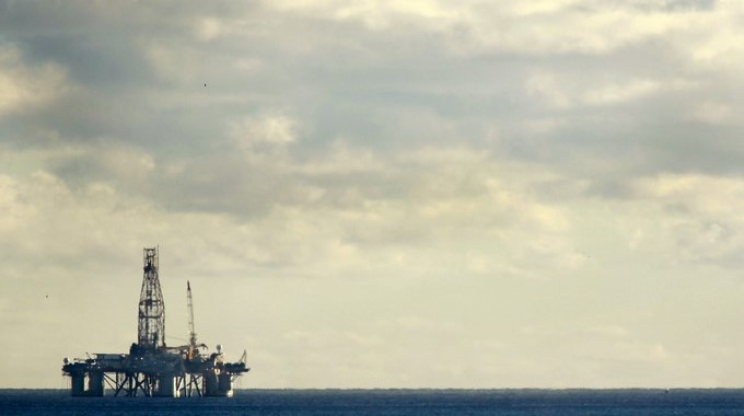 El precio del petróleo de Texas (WTI) para entrega en mayo abrió hoy con un descenso del 0,21 % (-0,11 dólares) y a las 09.05 hora local (13.05 GMT) cotizaba a 52,97 dólares el barril en la Bolsa Mercantil de Nueva York (Nymex). EFE/Archivo