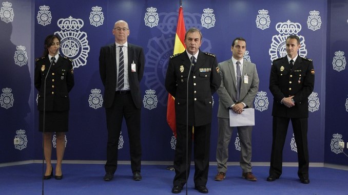Rafael Pérez (c), comisario jefe de la Brigada de Investigación Tecnológica de la Policía Nacional, junto a miembros de la Interpol y Europol.