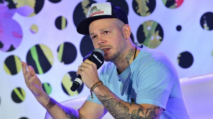 El cantante puertorriqueño René Pérez, mas conocido como "Residente", participa en el foro ICONIC SINGER-SONGWRITER, en el marco de la Conferencia de los Premios Bilboard LATIN MUSIC, en el hotel Ritz Carlton de Miami, Florida (EE.UU). EFE