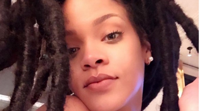 Excéntrico, exagerado y muy comentado… El ‘look’ de Rihanna en Coachella