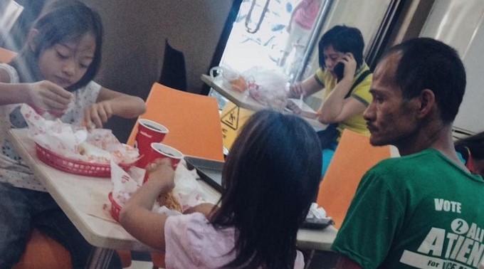 Ryan Arebuabo con sus hijas/ Facebook: @jhunnel.sarajan