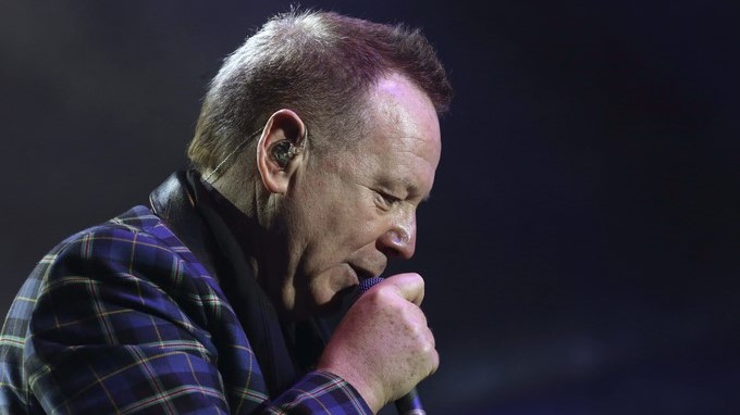 El cantante de la banda escocesa Simple Minds, Jim Kerr, durante un concierto. EFE/Archivo