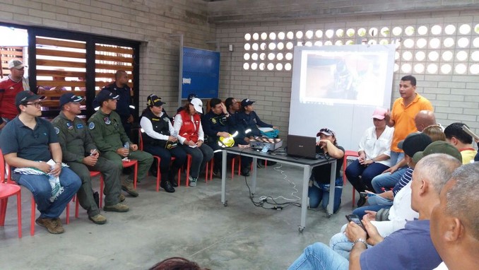 Sobrevuelo del Dapard y el Comando Aéreo de Combate N°5.