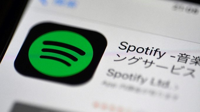 Ambas empresas anunciaron hoy en un comunicado que, a partir de ahora, los artistas de Universal podrán elegir anticipar a los suscriptores de categoría "premium" de Spotify escuchar todo su álbum en esa plataforma digital durante dos semanas. EFE/Archivo