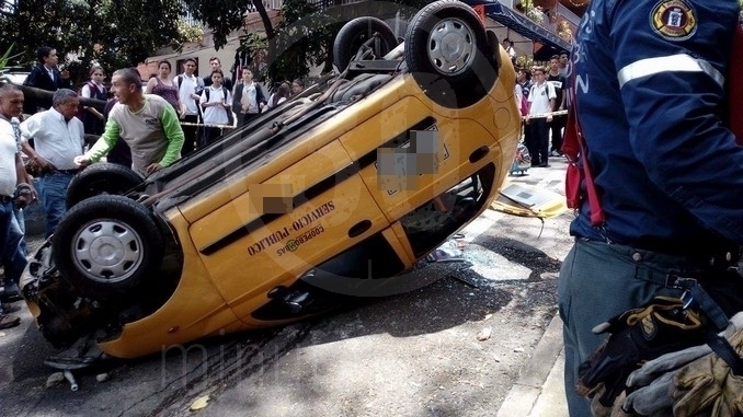 Taxi volcado en el barrio Boyacá.