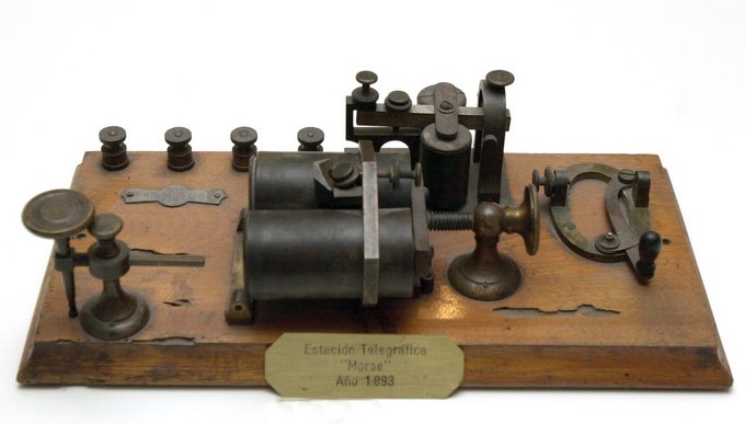 Máquina Estación Telegráfica de " Morse ", del año 1893, perteneciente a una colección de sistemas antiguos de comunicación de la Agencia EFE . EFE/Archivo