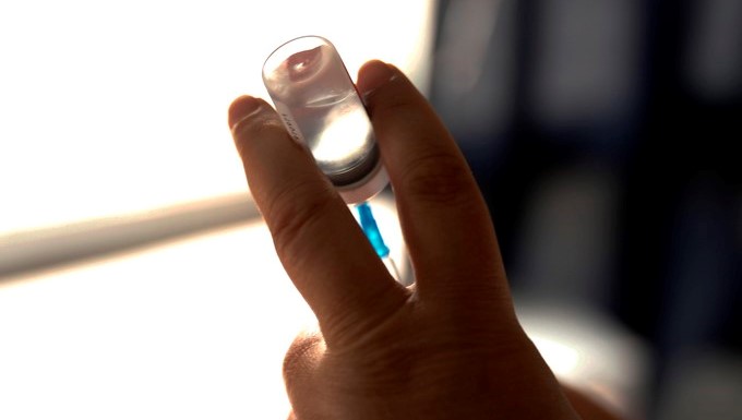 Una enfermera prepara una vacuna. EFE/Archivo