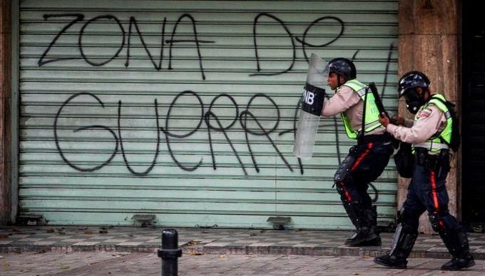Agentes de la Policía Nacional Bolivariana (PNB) bloquean el paso de una marcha opositora el 20 de abril de 2017, en Caracas (Venezuela). EFE