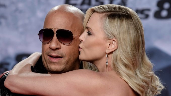 El actor estadounidense Vin Diesel (i) y la actriz sudafricana Charlize Theron (d) durante la presentación de la película "The Fate of the Furious". EFE/Archivo