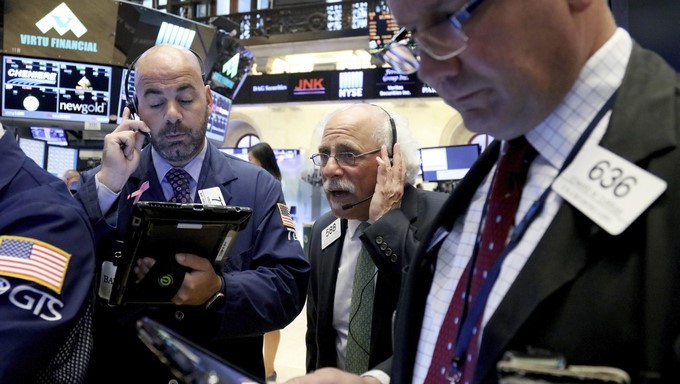 Agentes de cambio y bolsa trabajan en el parqué neoyorquino en Estados Unidos. EFE/Archivo