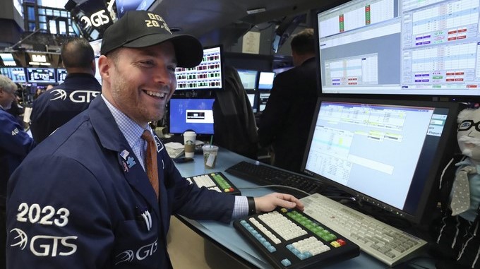 Agentes de Bolsa realizan su trabajo en el parqué de Nueva York, Estados Unidos . EFE/Archivo