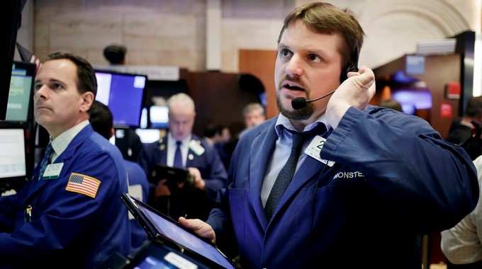 Agentes de Bolsa realizan su trabajo en el parqué de Nueva York, Estados Unidos. EFE/Archivo