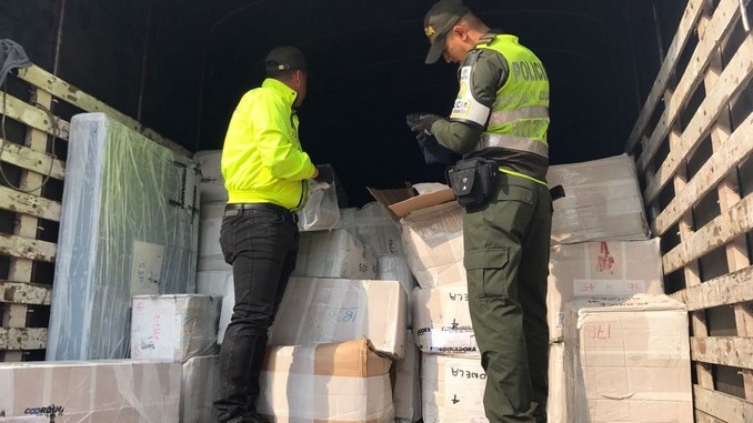 FOTOS: La Policía incautó 1.089 pares de zapatos de contrabando 3 Zapatos de contrabando incautados en Medellín.
