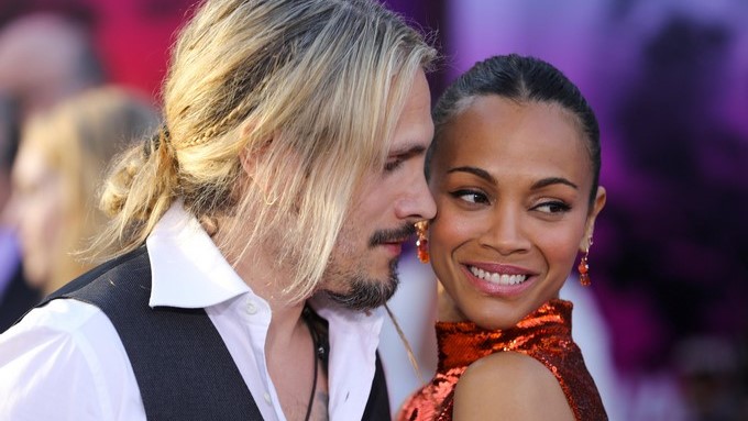 La actriz estadounidense y parte del reparto Zoe Saldaña (d) posa con su esposo, el artista italiano Marco Perego (i), a su llegada para el estreno de la película Guardianes de la Galaxia 2 en Hollywood, California (EE.UU.). EFE