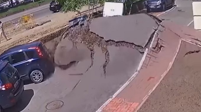 VÍDEO. Así se abrió una calle en Ucrania