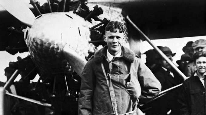 El aviador Charles Lindbergh con el avión El Espíritu de San Luis, antes de comenzar el primer vuelo transatlántico entre Nueva York y París. EFEArchivo