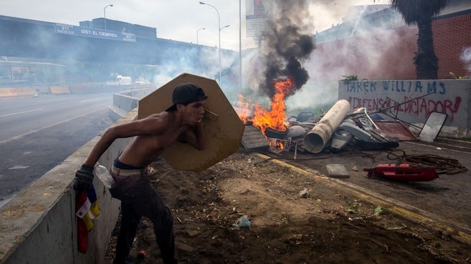 DISPERSAN CON GASES MARCHA OPOSITORA QUE SE DIRIGÍA AL PARLAMENTO VENEZOLANO