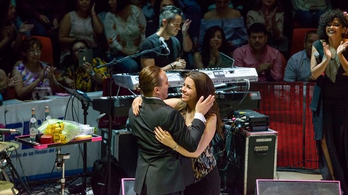 CRISTIAN CASTRO PIDE MATRIMONIO A SU NOVIA EN MITAD DE UN CONCIERTO