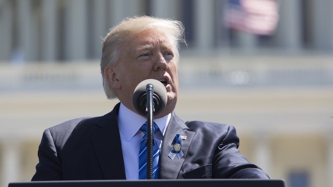 Trump dice que tiene el “derecho absoluto” a compartir información con Rusia