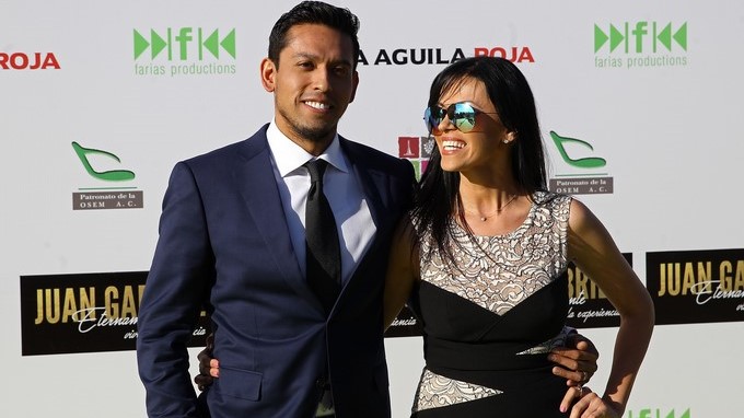 Iván y Simona Aguilera, el hijo mayor y la nuera del fallecido cantante mexicano Juan Gabriel. EFE/Archivo