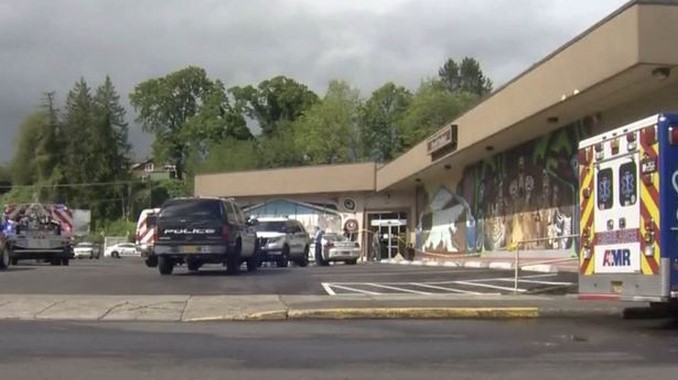 Un hombre asesinó a su madre e ingresó a un supermercado sosteniendo su cabeza