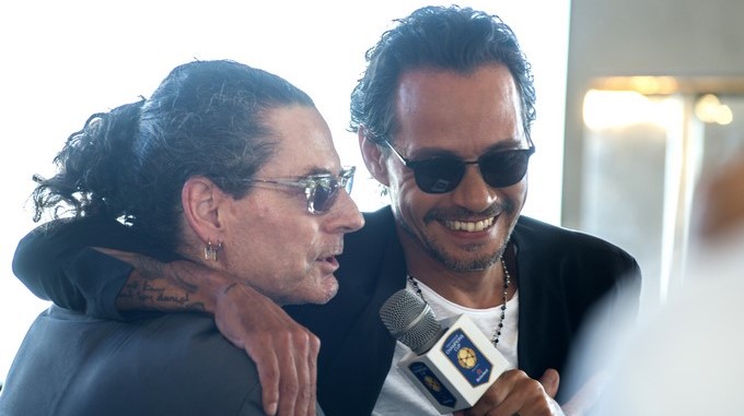 El cantante neoyorquino de origen puertorriqueño Marc Anthony (d) fue registrado este miércoles junto al productor musical David Saltz, durante una rueda de prensa, en el Museo de Arte Pérez (PAMM), en Miami (Florida, EE.UU.). EFE