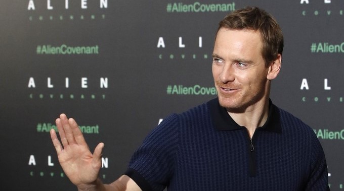 El actor Michael Fassbender posa durante la presentación hoy en Madrid de Alien Covenant, la esperada segunda parte de Prometheus, en la que el director Ridley Scott mantiene vivo el espíritu de la mítica Alien, el octavo pasajero, y que se estrena el próximo viernes en España. EFE