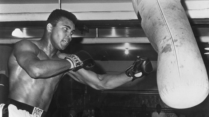 El campeón mundial de los de los grandes pesos, Muhammed Alí (Cassius Clay), en un entrenamiento. EFE/Archivo
