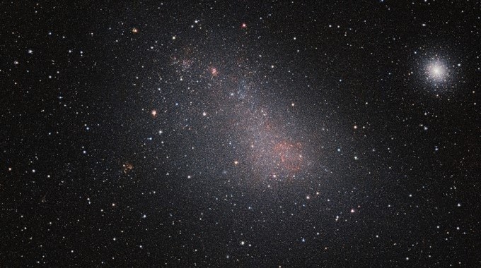 Imagen no fechada que muestra las estrellas de la galaxia enana Pequeña Nube de Magallanes (SMC, por sus siglas en inglés). EFEEsoVista Vmc Handout