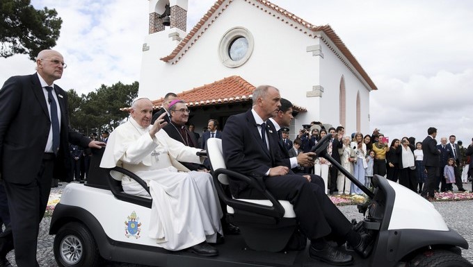 El papa Francisco recorre las calles de Fátima en el “papamóvil” hacia el Santuario