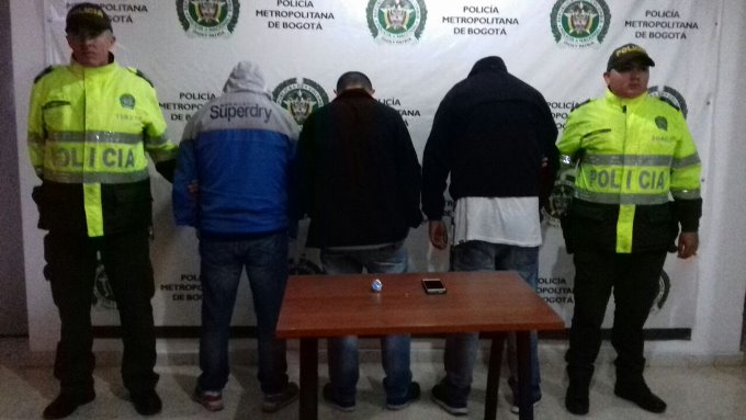 EN FOTOS Y VIDEO: Capturan en Bogotá a tres falsos policías que presuntamente estafaban a la comunidad