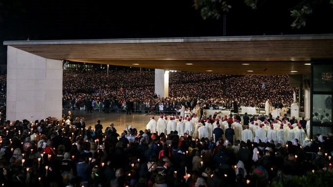 El papa dice en Fátima que la Virgen no está para pedir “gracias baratas”