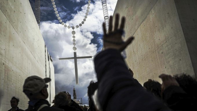 El santuario de Fátima, a rebosar de peregrinos que esperan ansiosos al Papa