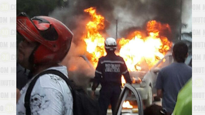 Vehiculo_quemado_Copacabana