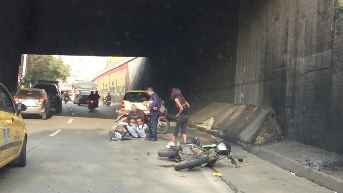 Accidente entre moto y taxi.