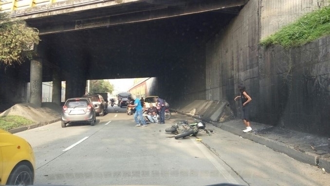 Accidente entre moto y taxi.