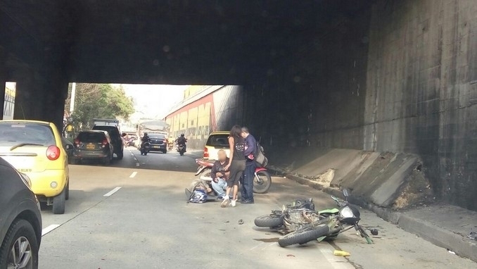 Accidente entre moto y taxi.