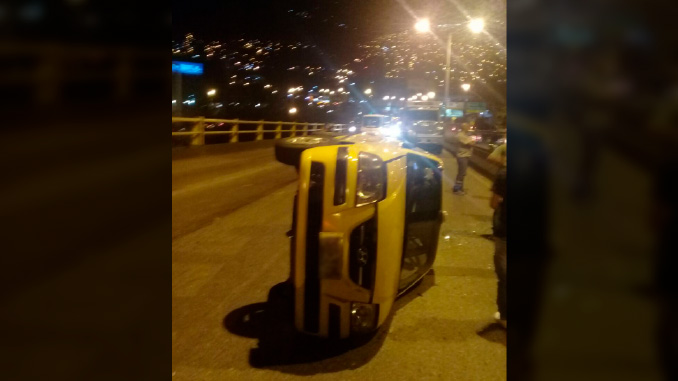 Aparatoso accidente en la autopista Medellín - Bogotá involucró a un taxi