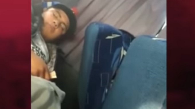 Vídeo. Lo pillan autocomplaciéndose y termina por ofrecer dinero a quien lo graba para que le preste favores sexuales