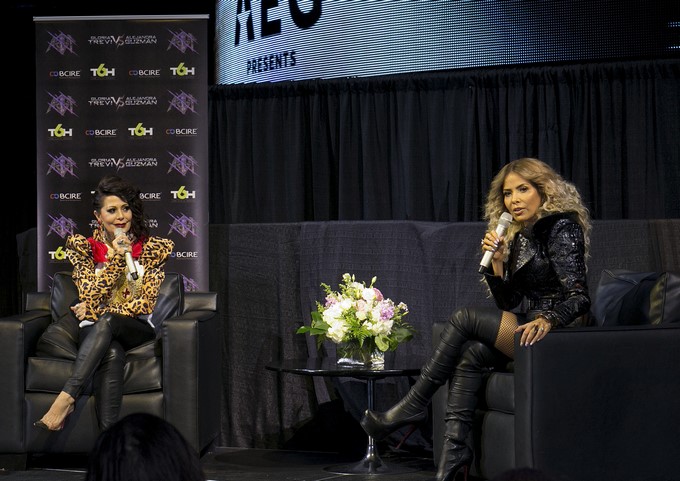 Las reinas del pop en español y el rock mexicano Gloria Trevi (d) y Alejandra Guzmán, respectivamente, durante la conferencia de prensa que han ofrecido en el Staples Center de Los Ángeles. EFE