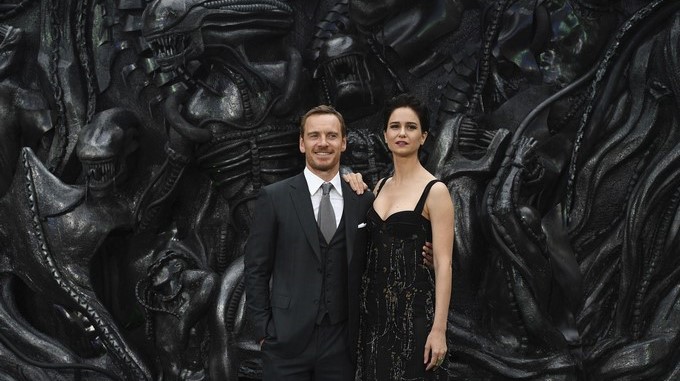 En la imagen, el actor alemán Michael Fassbender (i) y la actriz estadoundiense Katherine Waterston (d) a su llegada para el prestreno de 'Alien: Covenant'. EFE