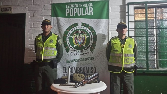 FOTOS: Un fusil, un silenciador, munición y marihuana encontró la Policía en La Avanzada 1 Armas y marihuana halladas en La Avanzada.