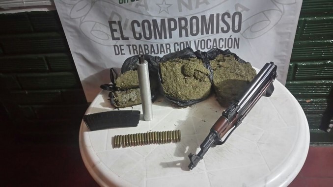 FOTOS: Un fusil, un silenciador, munición y marihuana encontró la Policía en La Avanzada 3 Armas y marihuana halladas en La Avanzada.