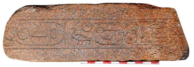 Fotografía cedida por el Ministerio de Antiguedades egipcio del gran dintel de granito rojo del Imperio Medio (1.980-1790 a.C.) que una misión española de egiptólogos ha descubierto durante la excavación realizada en el templo de Heryshef, en Heracleópolis Magna, a unos 120 kilómetros al sur de El Cairo. EFE