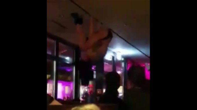 EN VIDEO: Esto le pasó a una bailarina erótica que quiso hacer la pose del “hombre araña”
