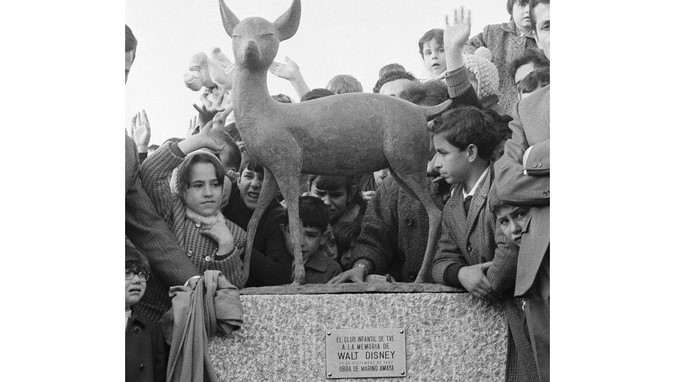 La Academia de Hollywood rindió hoy homenaje al clásico de la animación "Bambi" por su 75 aniversario. En la imagen el registro de un monumento en homenaje a Walt Disney y a su película Bambi en Madrid (España). EFE/Archivo