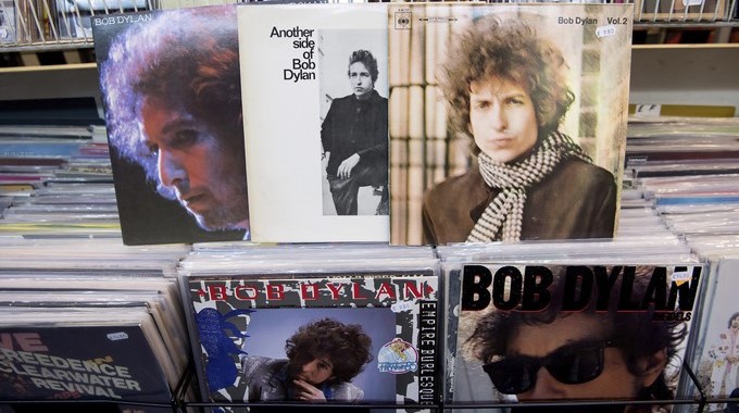 Unos álbumes del músico y compositor Bob Dylan en una tienda de música. EFE/Archivo