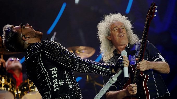 El guitarrista Brian May (d) y el cantante y actor norteamericano Adam Lambert, que actúa como vocalista en sustitución del fallecido Freddie Mercury, durante un concierto del grupo británico Queen en el Palau Sant Jordi de Barcelona. EFE/Archivo
